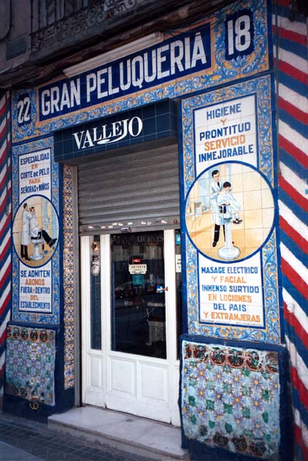 Madrid: Gran Peluqueria - A barbershop with services described in images in ceramic tile (91K)