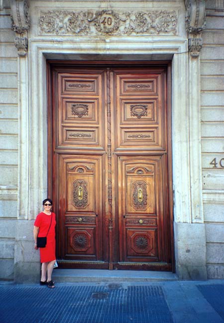 20000621-3-11A-Madrid-Doorway-Wood-Lynne (66K)